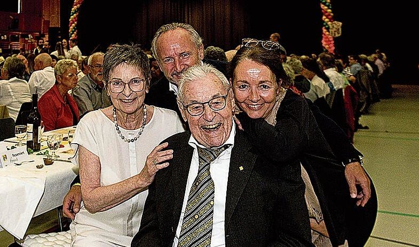 Fredi Konrad (sitzend) ist das älteste Mitglied der Galli-Zunft. Er war Gallivater und langjähriger Plakettenchef. Zusammen mit Marietta Huber (links), Simon und Barbara Konrad.
