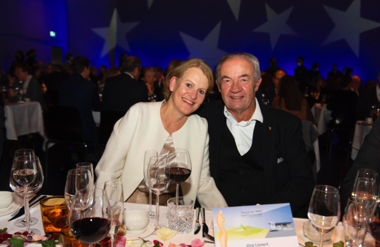 Jörg Lienert und seine Frau Rosmarie. Er wurde unter viel Applaus zum Ehrenmitglied des Tourismus Forum Luzern ernannt.
