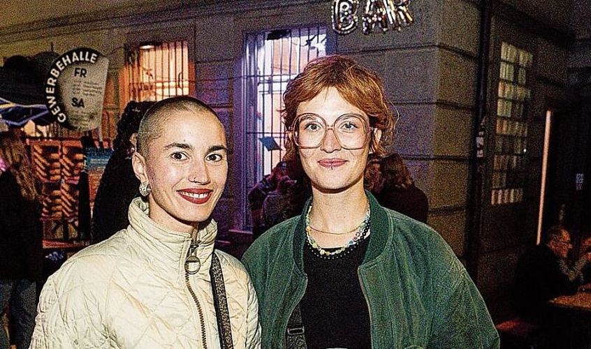 Gina Dellagiacoma (links) und Lea Inderbitzin. Es war quasi ihre eigene Party, waren sie doch selbst Teil des Teams von Radio 3fach.
