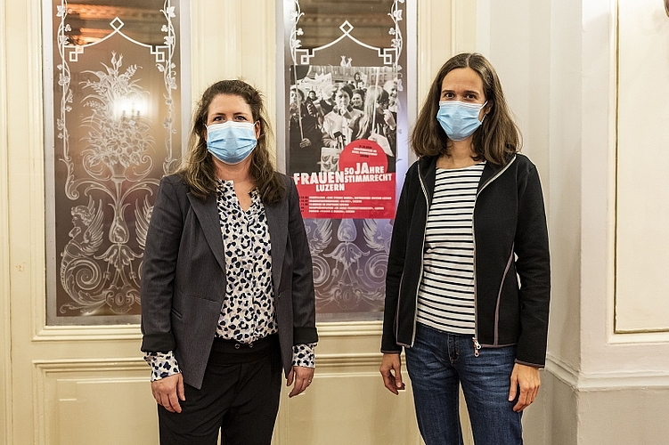 Die beiden im Vereinsvorstand tätigen Historikerinnen Angela Müller (links) und Silvia Hess gaben einen kurzen Rückblick über die Entwicklung des Frauenstimmrechts zum Besten.
