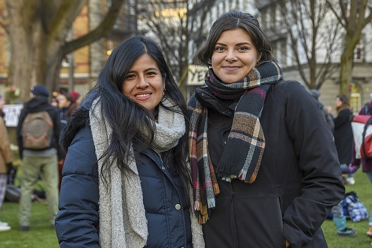 Ana Gamero (links) und Arianis Gutierrez waren wegen einer Freundin im Vögeligärtli. Sie finden, dass die Gewalt gegen Frauen immer noch allgegenwärtig ist, weshalb sie jedes Jahr den feministischen Kampftag unterstützen.
