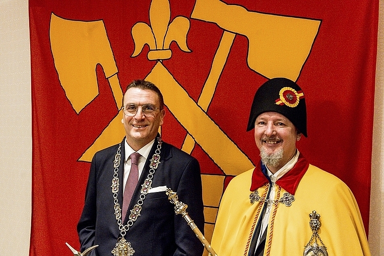 Fritschivater Viktor M. Giopp (l.) mit seinem Weibel Richard Hess. Der Zunftmeister wünscht sich zur Fasnacht 2022 für alle, eine unbeschwerte Zeit zu haben und «so rechtig eis as Bläch zhaue».
