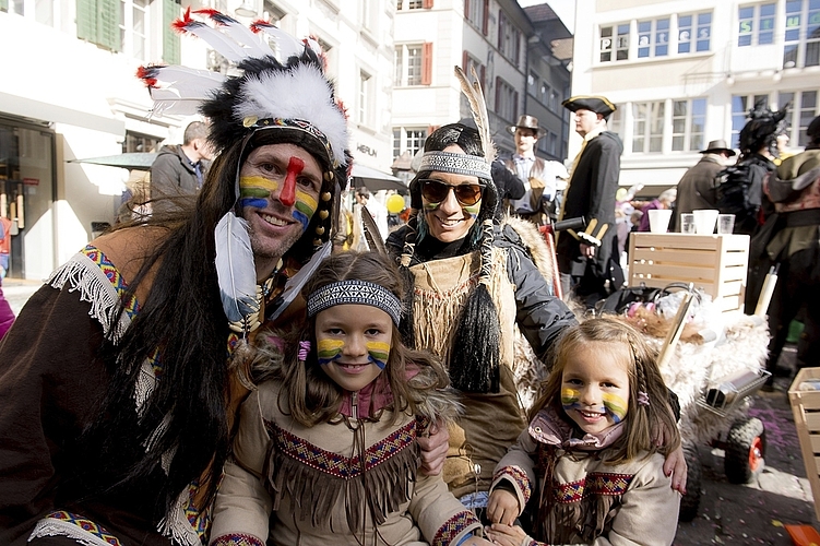 Von links: Mario, Leonie, Kerstin und Elin Britschgi sind zusammen als Indianerfamilie unterwegs.
