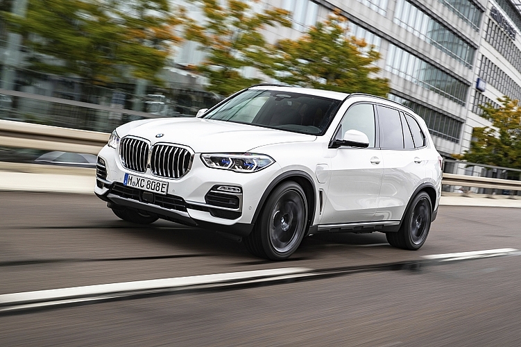 BMW hat mit dem neuen X5 sowohl den Verbrennungs- wie auch den E-Antrieb verbessert. Bilder: PD
