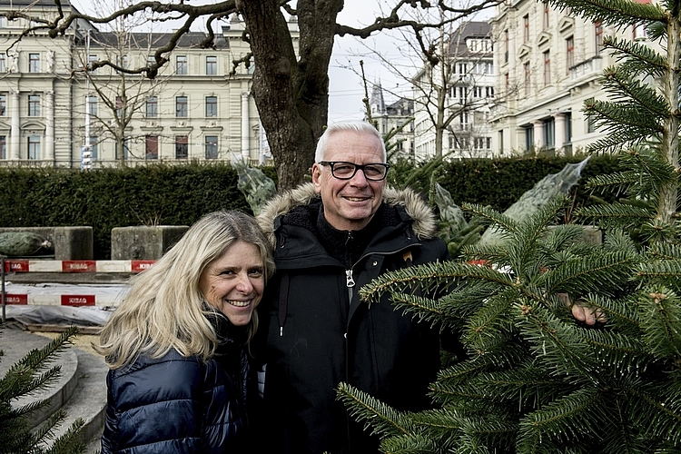 Jacqueline Kranz und Marco Arrigoni suchten einen Baum in passender Höhe – und buschig musste er sein!
