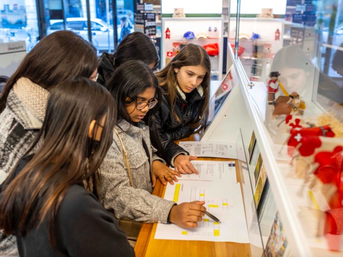 Beim Kreuzworträtsel konnten die Schüler:innen ihr Wissen testen. Bilder: Pawel Streit