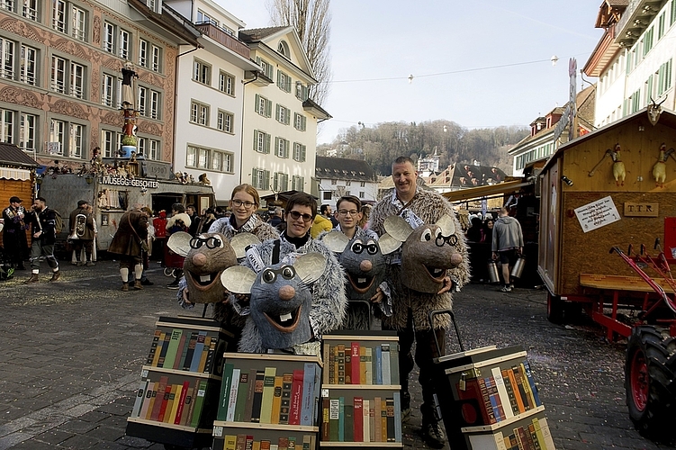 Von links: Familie Lässer mit Linda, Denise, Jan Oliver und Adrian. Jedes zweite Jahr haben sie ein neues Sujet. Leseraten – anstatt Handygeneration mit dem Buch an die Fasnacht.
