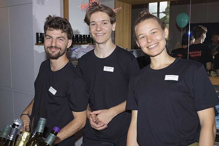 Von links: Georg Jäschke, Felix Herfort und Clara Fuengling sorgten hinter der Bar für Abhilfe bei trockenen Kehlen.