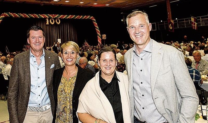 Von links: Martin und Sibille Gartmann wurden von Petra und Marco Schertenleib als Gäste eingeladen und genossen die vielen Überraschungen des Abends.
