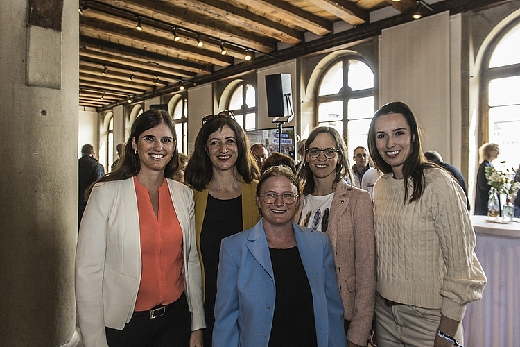 Neu im OK sind Rechtsanwältin Daniela Jost (links) und Kantonsrätin Karin Stadelmann (r.), Auf dem Bild mit Kantonsrätin Ylfete Fanaj (2. v. l.), Beatrice Barnikol, Gemeindepräsidentin Honau (3. v. l.) und Kantonsrätin Melanie Setz (4. v. l.).
