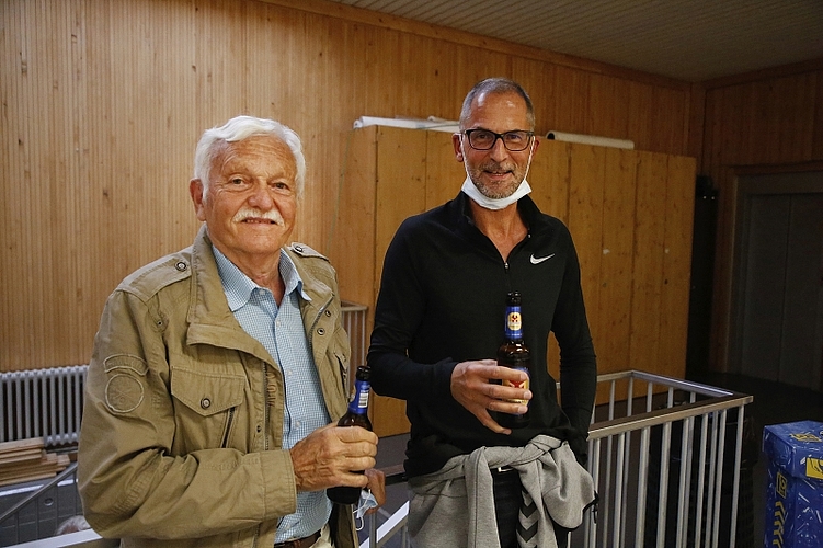 Erich Wille (links) und René Joller müssen in der Halbzeitpause nicht auf ihr Bier verzichten, da der Verkauf von Getränken weiterhin erlaubt ist – im Gegensatz zum Essen.
