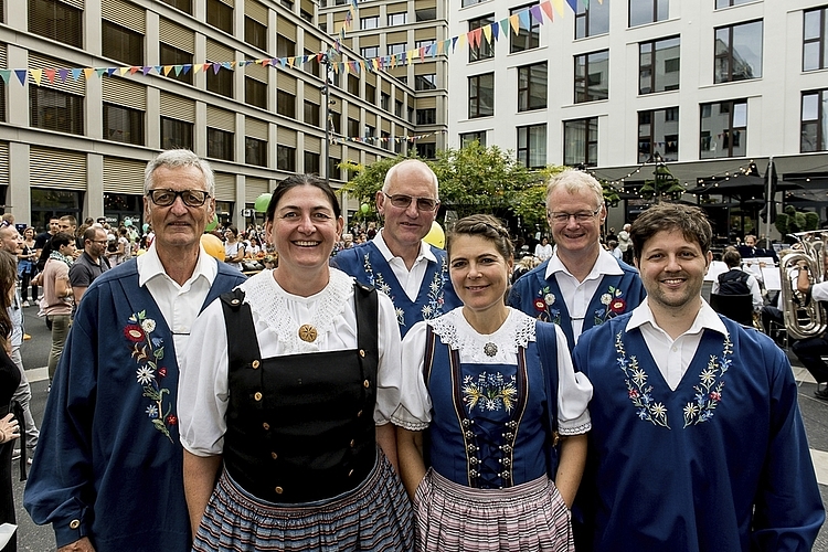 Die Alphorn-Formation Schweighof am Pilatus: Josef Furrer, Sarah Notter, Lorenz Zihlmann, Karin Haag, Steven Zobrist und Ewald Schönhofer (von links).
