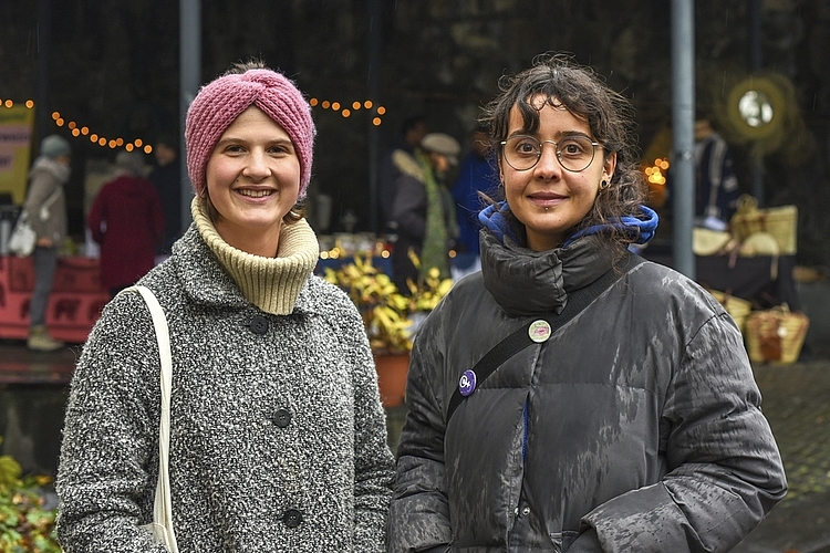 Hannah Wyss (links) und Lena Scagnet waren gespannt auf das Angebot des Weihnachtsmarkts.
