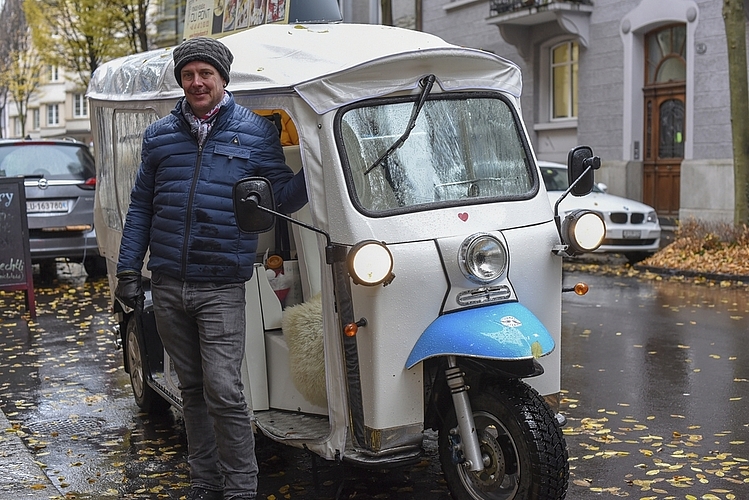 Pascal Aregger chauffierte mit seinem Elektro-Tuk-Tuk die Besucher:innen zu den verschiedenen Standorten der Bruchweihnachten. 
