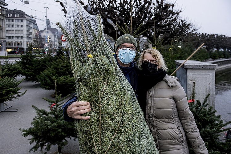 Nachdem der Baum gekauft ist, überlegen sich Pius Schöpfer und Beata Zimmermann, ob sie sich noch einen Schlummerbecher auf dem Dampfschiff genehmigen wollen.
