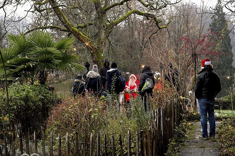 Anstatt nach Hause kam der Samichlaus des Bireggwaldes in die Garden Villa. Über 80 Familien besuchten ihn letzte Woche.
