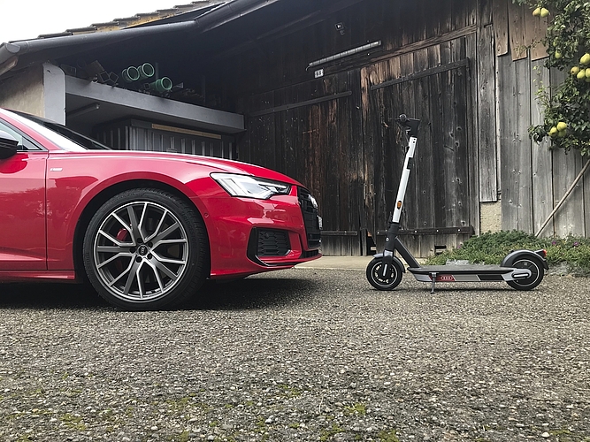 Der Audi A6 Avant 55 TFSle quattro schafft mit dem E-Motor 50 Kilometer, der E-Scooter maximal 65 Kilometer. Bild: Philipp Aeberli
