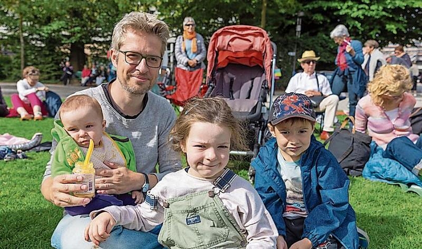 Lucerne-Festival-Mitarbeiter Malte Lohmann führt seine Kinder in jungen Jahren ans LF heran: Mara, Lou und Louis sind konzentriert dabei.