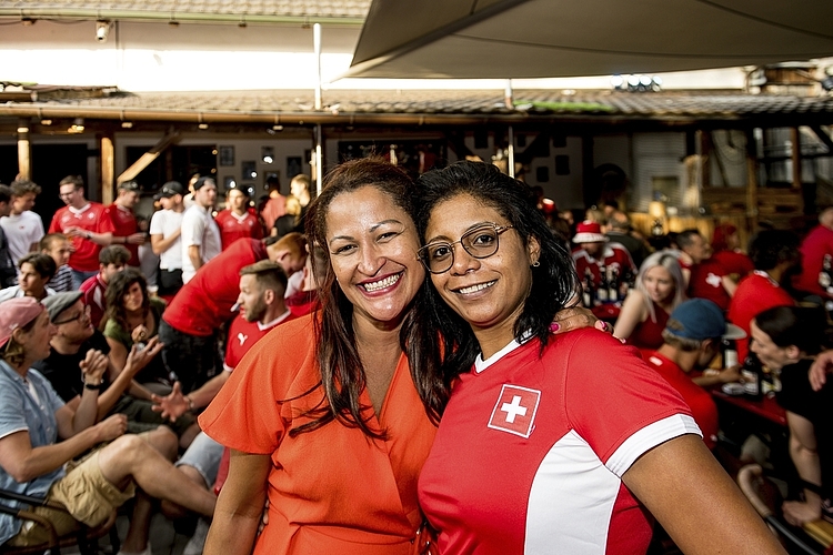 Sie hofften auf einen Schweizer Sieg: Andrea dos Santos und Bia Weiss (v. l. n. r.).
