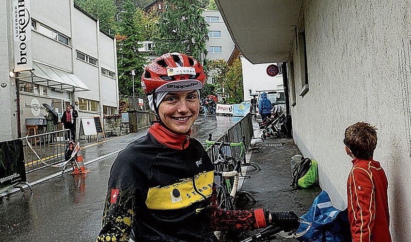 Das Ziel von Jade Birchler: mit dem vor dem Rennen noch ausgewechselten Mountainbike bei diesem Wetter den Berg zu bezwingen.