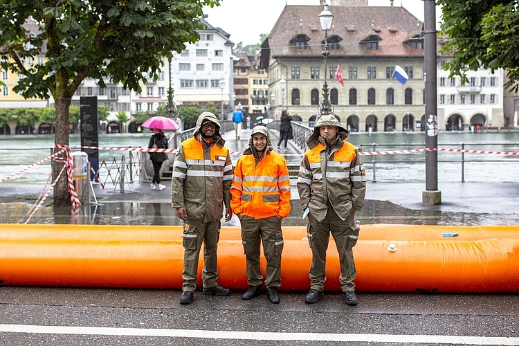 Zivilschützer wie M. Hariréche, G. Dellhees und N. Fernando (von links) gewährleisteten durch ihren Einsatz die wichtige Instandhaltung der Schutzmassnahmen.
