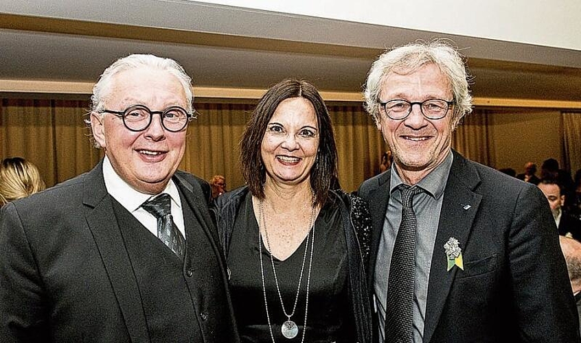 Ehrengast Gabriel Galliker mit Ehefrau Yolanda findet es eine ehrenvolle Rolle, zweimal als Sponsor des Prägewerkzeugs der Plakette die Fasnacht zu unterstützen.
