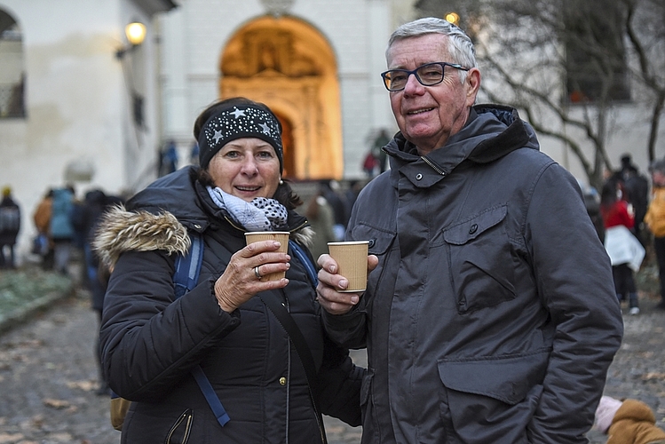 Bis der Samichlaus auszog, tranken Susanne und Fredy Gosso einen leckeren Glühwein, der sie warm hielt.
