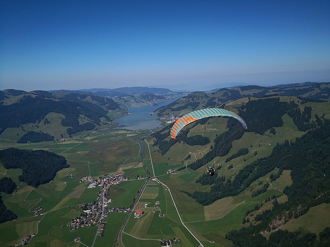 Patrizia Püntener aus Ebikon sicherte sich an den ersten Schweizer Meisterschaften Hike & Fly mit einer Frauenkategorie den Titel.Bilder: Archiv/PD
