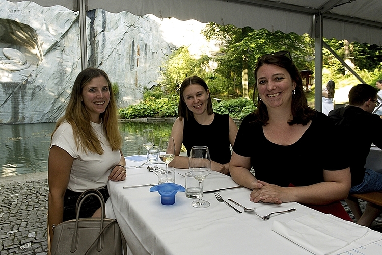 Die Oase der Ruhe am Stadtfest beim Löwendenkmal. Von links: Christine Zeltner, Chiara Büchler und Joana Büchler. Sie genossen ein gutes Essen, an einer einmaligen Location und unterstützten damit die Stiftung «Luzern hilft».
