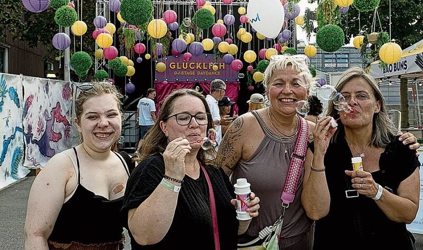 Von links: Seraina und Sybil Baumann mit Krisztina Sager und Doris Lopes kennen das Festival als Quartierfest und sind immer dabei.