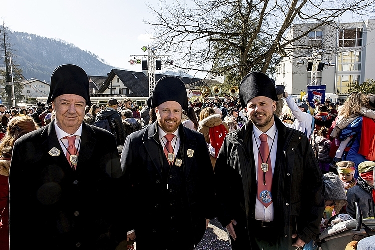 Jungzünftler 2021 der Mättli-Zunft Littau von links: Walti Distel, Samuel Bühler und Pascal Piccand verteilten Wienerli und Brot mit Ketchup an die Kinder.