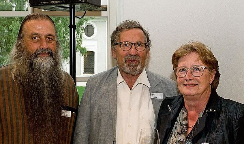 Von links: Urs Häner, Ehrennadelträger, Florian Flohr, Koordinator G-Net, mit Monika Oeschger Flohr.