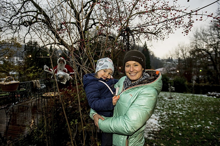 Miriam Ehrler hat in der Weihnachtsbeilage dieser Zeitung gelesen, dass der Samichlaus vorbeikomme. Sie ist mit Sina am Nachmittag in die Garden Villa gekommen.
