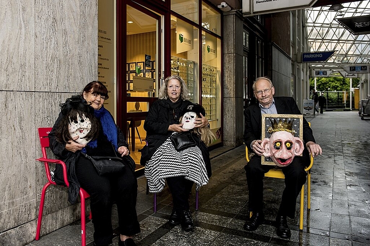 Von der ältesten Luzerner Original-Guuggenmusig 4711 schauten Irmyd Marfurt, Maria Turner und Toni Hofmann ganz gemütlich sitzend dem Treiben vor dem Theater zu (v. l.).
