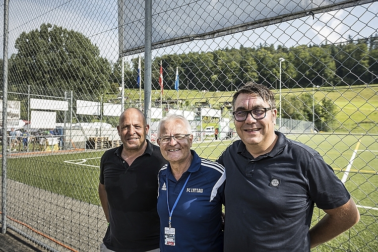 Stephan (l.) und Madeleine Kneubühler, Welcome Immobilien AG, gewannen die VIP-Einladung von Radio Pilatus, mit Patrik Renggli, OK-Präsident des Anlasses.
