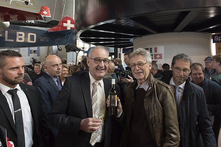 Stolz zeigte Philipp Zingg (rechts) dem Bundespräsidenten Guy Parmelin den Apéro-Wein vom Seetaler Weingut Heidegg. Bild: Bruno Gisi
