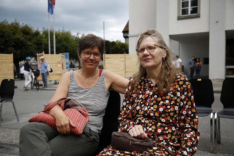 Ursula Hüsler und Christina Simpson (v. l.) verweilen schon mal auf einem der Stühle.
