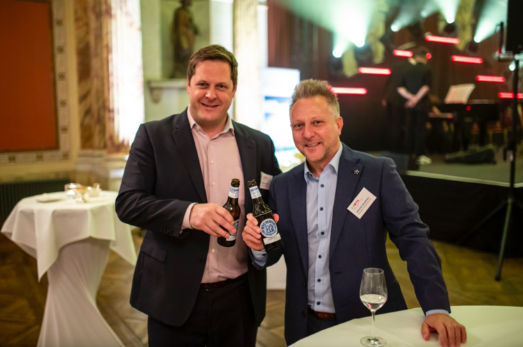 Marco Linder (l.) von der Herzog Elmiger AG und Antonio Govetosa von Heineken Switzerland schätzen es, trotz coronabedingter Umstände positive Perspektiven vermittelt zu bekommen.
