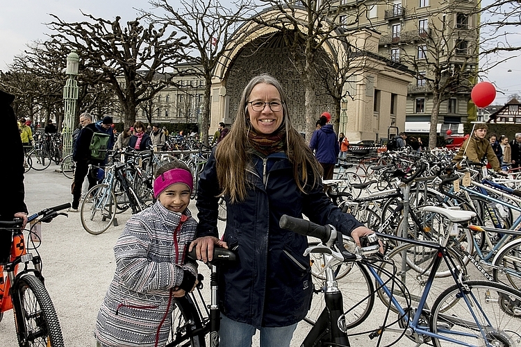 Sabine Achermann mit ihrer Tochter Lina hat ihr Wunschvelo gefunden und wird es als tägliches Verkehrsmittel einsetzen.
