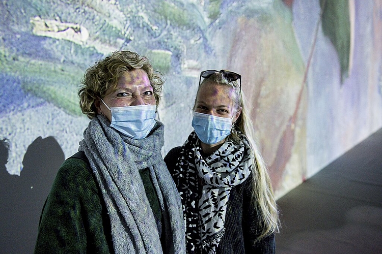 Sonja Saner (l.) hat sich die Van-Gogh-Ausstellung mit Geraldine Zwahlen angesehen. «Ich male hobbymässig und will mich von der Technik inspirieren lassen», sagt Geraldine Zwahlen.
