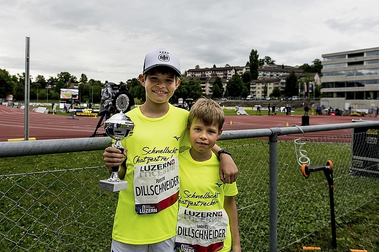 Stolz präsentierte Justin Dillschneider den Pokal, den er beim Final der schnellsten «Chatzestrecker» gewonnen hat. Sein Bruder Lionel hat den 4. Rang erreicht.
