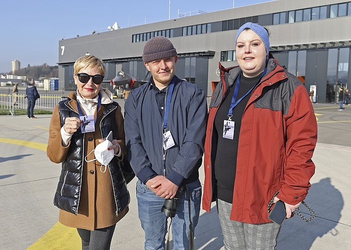 Maja Sens (links) wohnt im Schaubhus in Emmenbrücke und steht zu 100 Prozent hinter der Luftwaffe. Zusammen mit Katja Wenzel und Remo Peterlin.
