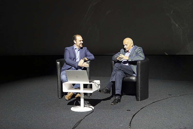 Der Luzerner Leonhard Gmür (rechts) war Produktionsleiter in mehreren Bond-Filmen und war Teil des Talks, der von Requisitensammler Rinaldo Somaini (links) geleitet wurde.
