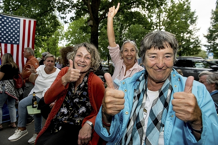 Brigitte Zurmühle (l.) und Doris Troxler hatten die Band an der Luga gesehen. Sie schwärmen für Rockmusik aus den 70er-Jahren.
