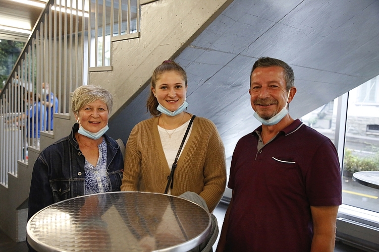 Sandra, Laura und Christian Wanner (von links) kamen aus Schaffhausen angereist, um ihren Sohn Levin Wanner bei seinem ersten HCKL-Match als Spieler zu unterstützen. 
