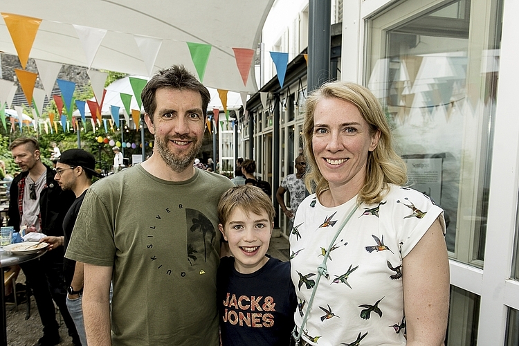 Der Nachbar der Familie Drexler hat sie animiert, am «UntergRundgang» teilzunehmen. Von links: Philipp, Liam und Sybille.
