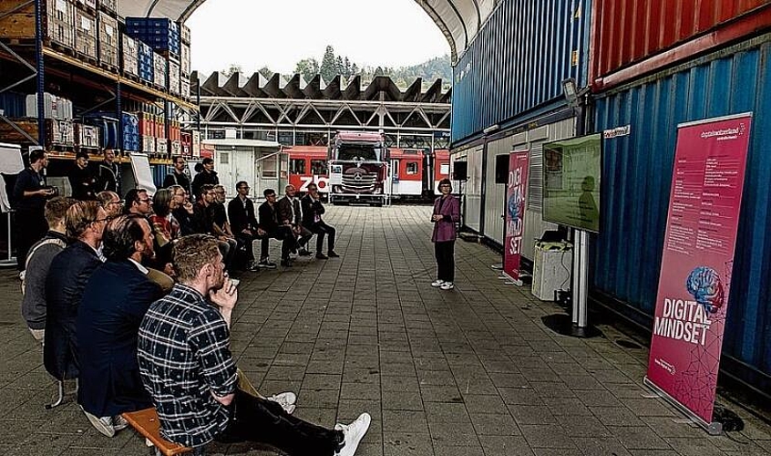 Fabienne Mathis des Kleintheaters erklärte, wie erprobt wird, wie sich bestimmte digitale Kommunikationswege eignen, um das Theaterprogramm zu ergänzen oder zu transformieren.
