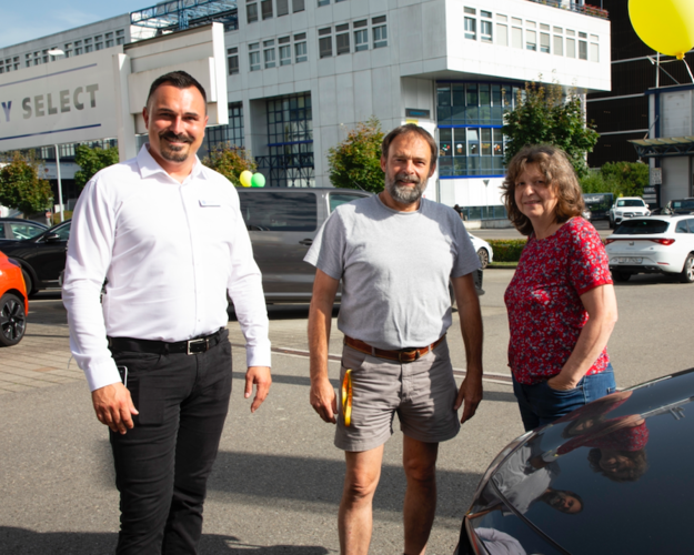 Von links: Michael Zeder, Yolanda Steinmann sowie Daniela und Hans Marbach tauschen in der Garage Emil Frey AG, Kriens, Gedanken zum Kia Sportage aus.
