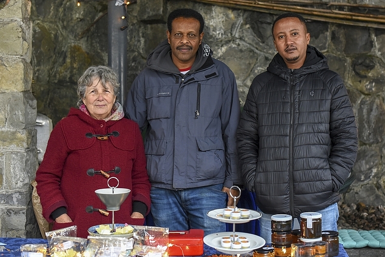 «Die Badepralinen sind sehr beliebt», meinten (v. l.) Margrit Diallo, Amanuel Bekele und Filemon Asmelash. Sie verkauften am Samstag am Welt-Markt allerlei Kreationen des Sentitreffs.
