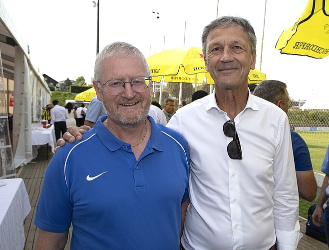 Wenn es etwas Sportliches zu organisieren gibt, steht der Präsident des FC Kantonsrat, Urs Dickerhof, an vorderster Front. Auf dem Foto mit SRF-Sportmoderatorin Annette Fetscherin.
